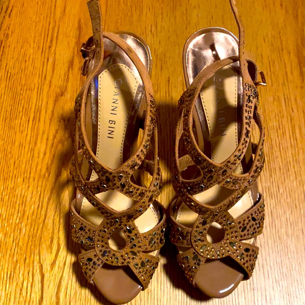 Shimmering rhinestones platform sandals.